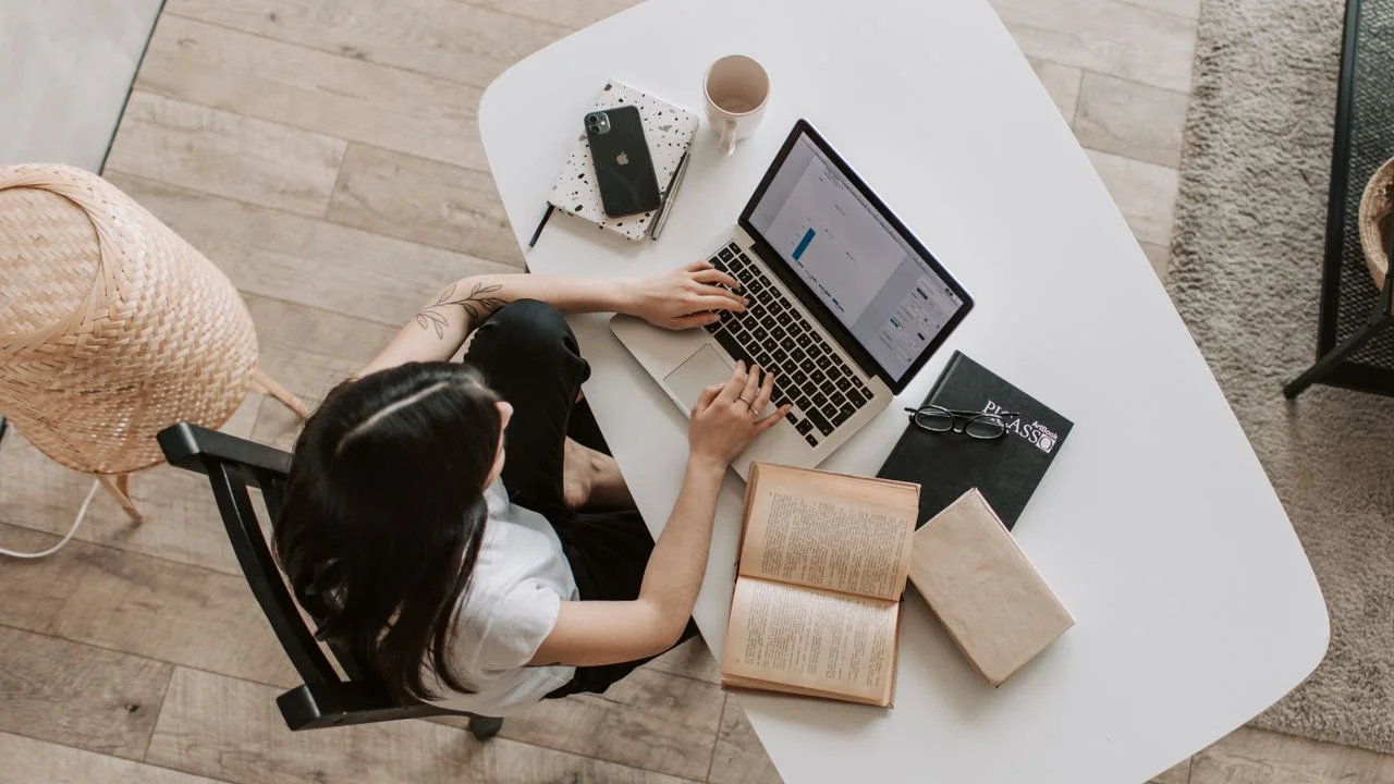 İngilizce Öğrenme Uygulamaları mı Online Kurs mu? Karşılaştırma